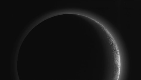 Plutono tamsioji pusė: matosi miglotos azoto atmosferos detalės