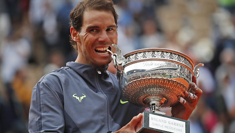 Rafaelis Nadalis su „Roland Garros“ trofėjumi