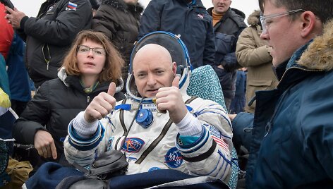 Beveik metus kosmose praleidę TKS nariai sėkmingai grįžo į Žemę