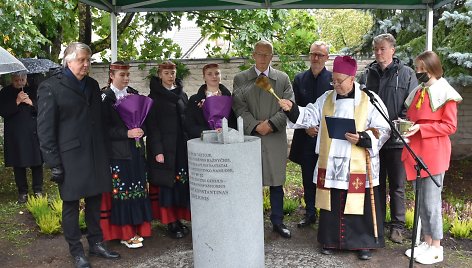 Senojoje Varėnoje atidengtas M.K.Čiurlionio gimimo vietą žymintis paminklas