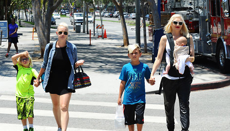 Gwen Stefani su sūnumis ir jų aukle Mindy Mann