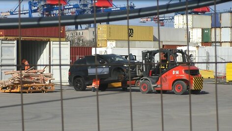 audotų automobilių importu į Lietuvą bei jų prekyba užsiimanti bendrininkų grupė įtariama i&scaron;vengusi daugiau nei 3 mln. mokesčių.