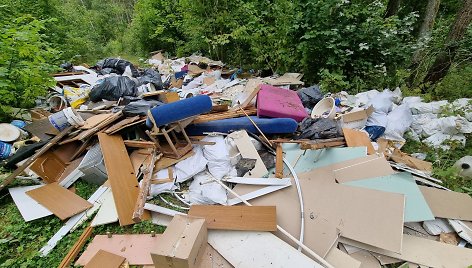 Miškų urėdija nustatė Vilniaus pamiškėje didelį kiekį atliekų išvertusius asmenis