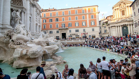 Turistai prie Romos fontanų
