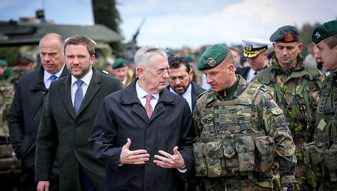 JAV Gynybos sekretoriaus J. Mattis vizitas  poligone Pabradėje