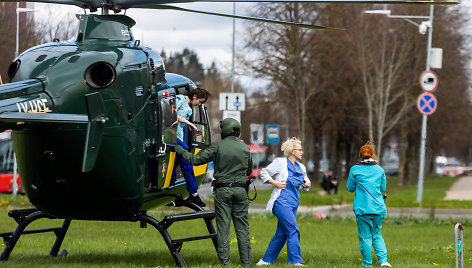 Vilniaus Santariškių žiede leidosi sraigtasparnis atskraidinęs donoro širdį
