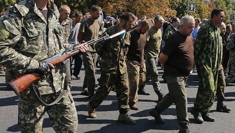 Donecke separatistai Ukrainos nepriklausomybės dieną surengė ukrainiečių belaisvių „paradą“