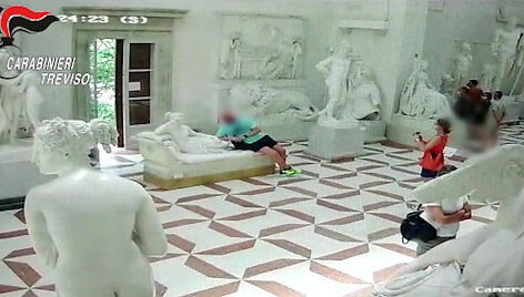 Prie 200 metų statulos pozavęs turistas nulaužė jos pir&scaron;tus