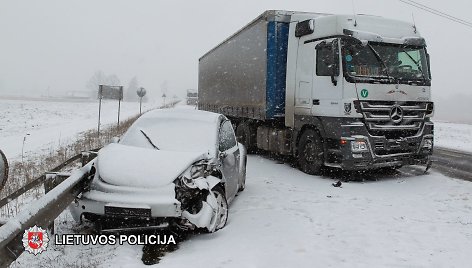 Kelyje „Via Baltica“ susidurę automobiliai