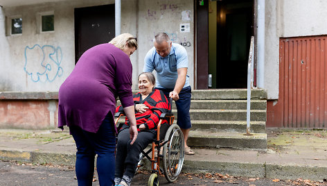 Negalią turinčią mamą Irena į dializę gali nuvežti tik padedama kaimynų