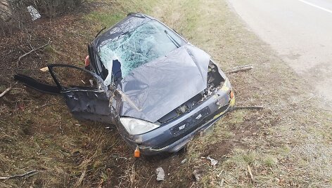 &Scaron;ilutės rajone nuo kelio nuskriejo &bdquo;Ford&ldquo; &ndash; automobilis visi&scaron;kai sumaitotas