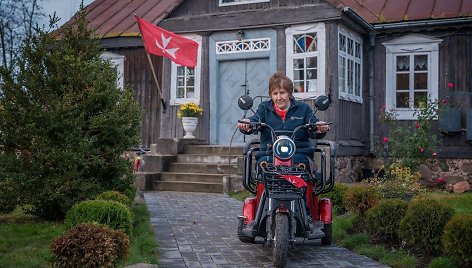 Sulaukusi 70-ies Albina sėdo ant „motociklo“: „Dabar mandrai važinėju, kartais ir palakstau“