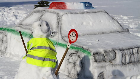 Policijos postas i&scaron; sniego