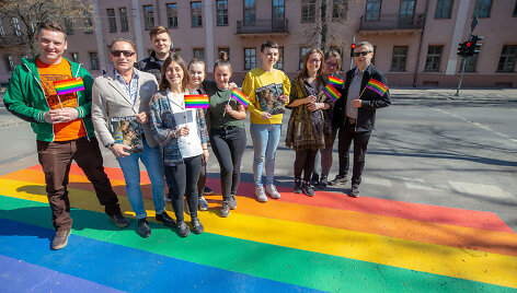 Naujai nudažyta vaivoryk&scaron;tės spalvų perėja Vilniuje ir &bdquo;Baltic Pride&ldquo; komanda