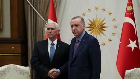 Mike'as Pence'as ir Recepas Tayyipas Erdoganas