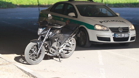 Vilniuje nuo motociklo nukrito vairuoti mokęsis vyras.