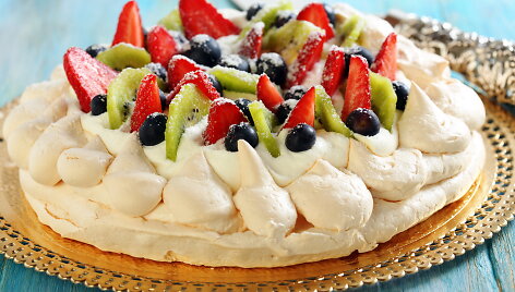 Pavlova su vaisiais ir uogomis