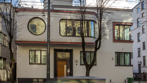 Arno Funko projektuotas, 1933 m. pastatytas Aleksandros Iljinienės namas Kaune, K.Donelaičio g. 19, išsiskiria iš kitų gatvės pastatų