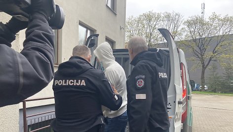 Ketvirtadienio rytą į Klaipėdos apylinkės teismą atvežtas vyras, įtariamas jaunos moters išžaginimu.