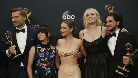 &bdquo;Sostų karų&ldquo; aktoriai Nikolajus Costeris-Waldau, Maisie Williams, Emilia Clarke, Sophie Turner ir Kitas Harringtonas