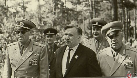 Lietuvos komunistų partijos centro komiteto pirmasis sekretorius Antanas Sniečkus (viduryje) su Sovietų armijos kari&scaron;kiais Antakalnio karių kapinėse Vilniuje, minint Raudonosios armijos įžengimo į Lietuvą 20-ąsias metines. 1964 m