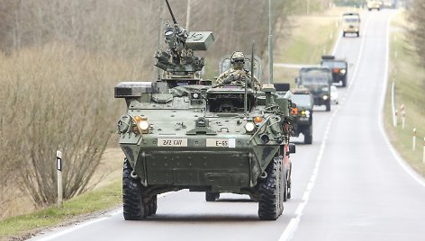 Tankai „M1A2 Abrams“ ir kita technika važiavo iš Ruklos į Pabradę