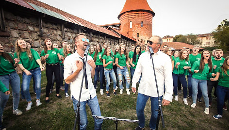 Linas Adomaitis ir Gytis Paškevičius su choru „Jaunystė“