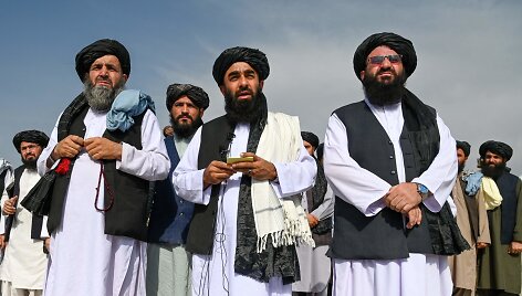 Talibano atstovas spaudai Zabihullah Mujahidas&nbsp;(viduryje)
