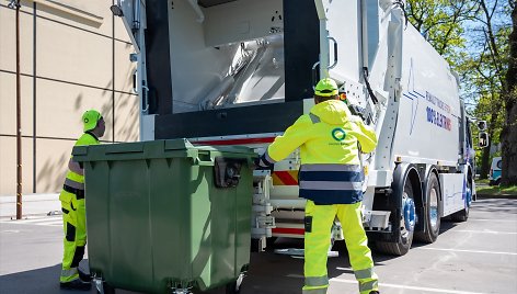 „Kauno švaros“ darbuotojai išbando elektra varomą „Renault Trucks D WIDE E-TECH“ šiukšliavežį