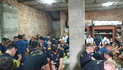 Futbolininkai glaudžiasi slėptuvėje