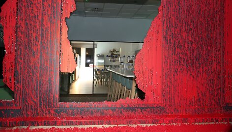 Palestiniečių aktyvistai raudonais dažais apipur&scaron;kė logistikos bendrovės &bdquo;Kuehne+Nagel&ldquo; biurą Milton Keinse