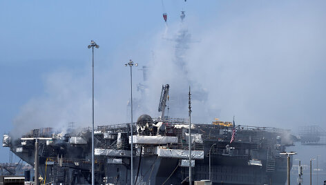 Degantis laivas &bdquo;USS Bonhomme Richard&ldquo;