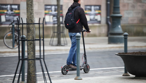 Atšilus orams į miestų gatves išvažiavo elektrinių paspirtukų vairuotojai