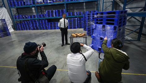 Kanados sienos apsaugos tarnybos pareigūnas demonstruoja aptiktus narkotikus.