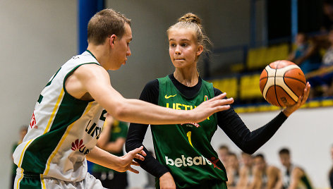 Lietuvos  moterų rinktinė ir Lietuvos jaunimo vaikinų (U16) rungtynių akimirka. Justė Jocytė