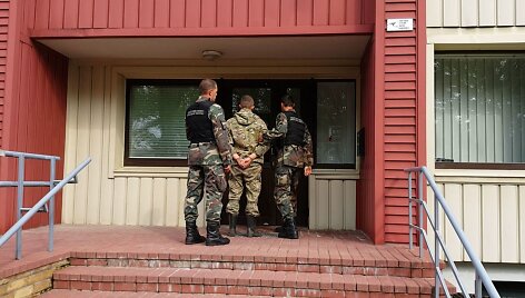 Rusijos pareigūnas atvesdintas į teismą