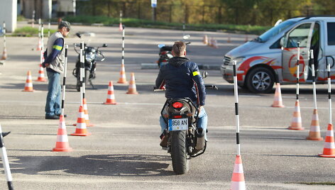 Vilniuje nuo motociklo nukrito vairuoti mokęsis vyras.