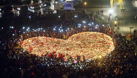 Širdis iš žvakių nužudytam Gdansko merui Pawelui Adamowicziui