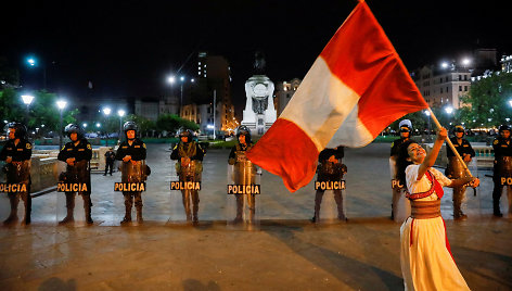 Net paskelbus nepaprastąją padėtį, Peru tebevyksta protestai