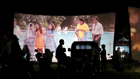 Filmus kino juostoje rodantis indonezietis veža juos į kaimus ir įvairias &scaron;ventes