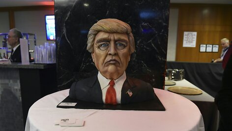D.Trumpas ruo&scaron;iasi &scaron;vęsti valgydamas savo biusto formos tortą