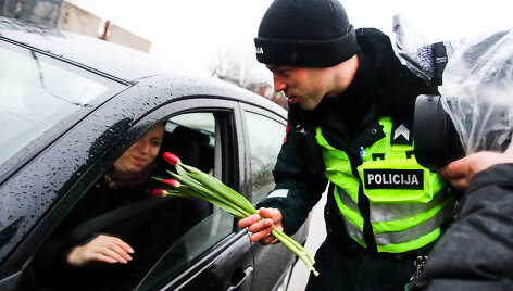 Kauno policija vairuotojoms dovanojo tulpes