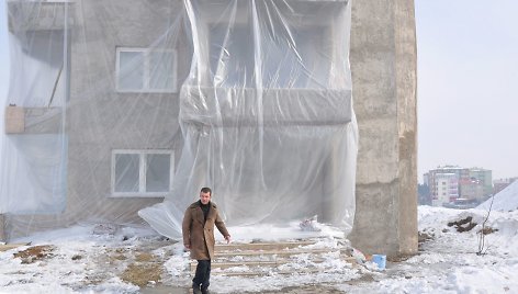 Polietileno plėvele uždengtas daugiabutis