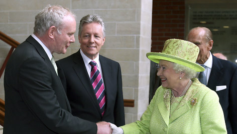 Martinas McGuinnessas spaudžia ranką britų karalienei Elizabeth II