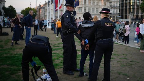 Londono centre peiliu sužaloti du policininkai