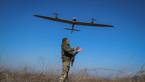 Ukrainos karys paleidžia droną  / Oleksandr Ratushniak / REUTERS