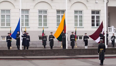 Vėliavų pakėlimo ceremonija prie prezidentūros.