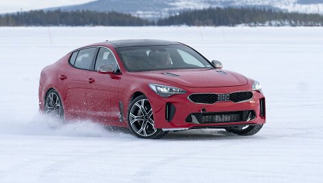 &bdquo;KIA Stinger&ldquo; bandymai žiemą