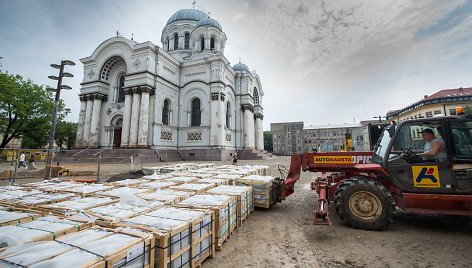 Laisvės alėją pasiekė pirmoji granitinio grindinio siunta