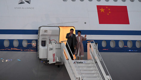 Xi Jinpingas su žmona Peng Liyuan atvyko į Romą.